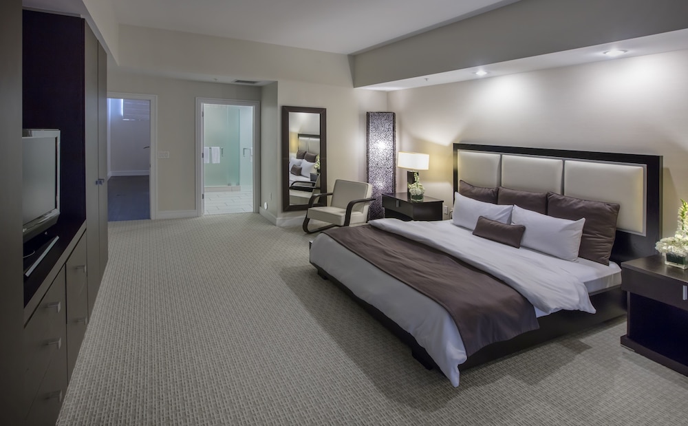Deluxe Suite, 1 King Bed with Sofa bed, Kitchen (Deluxe One Bedroom King Suite) - Photo 1