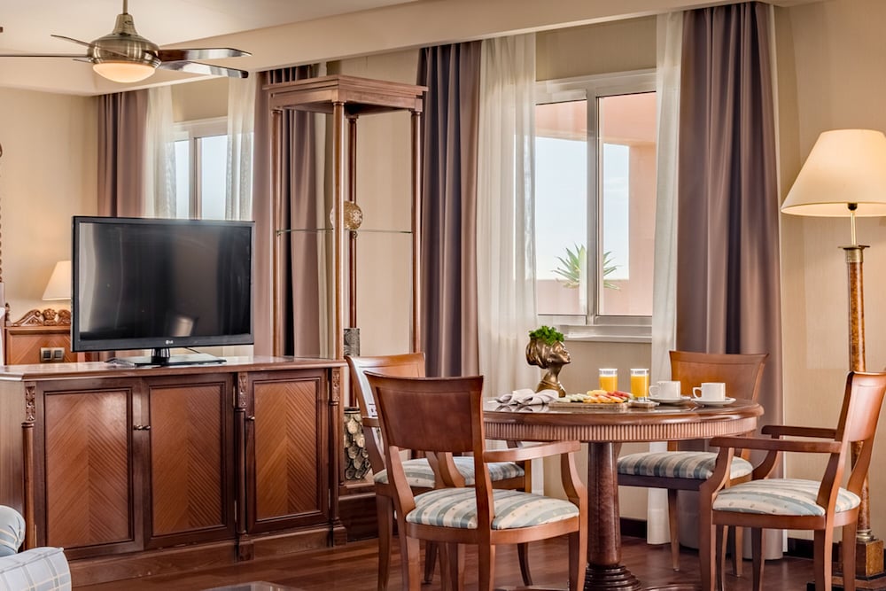 Family Room (Premium 2 Adults & 1 Child) Family Room (Premium 2 Adults & 1 Child)