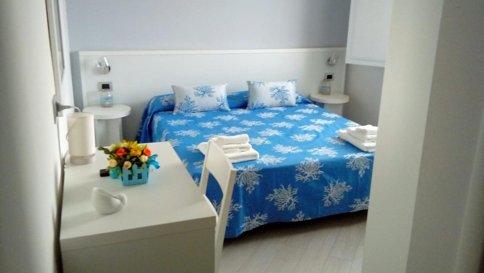 Double or Twin Room with Sea View photo 1