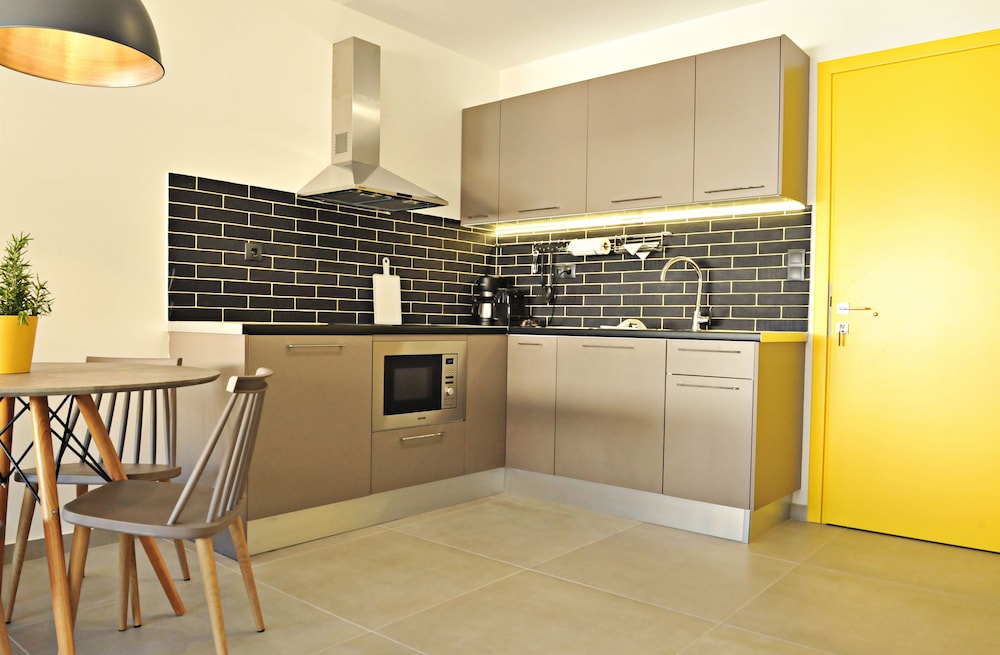 Deluxe Quadruple Room (Yellow) photo 3