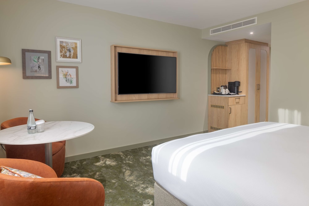 Superior Room, 1 King Bed - Photo 5