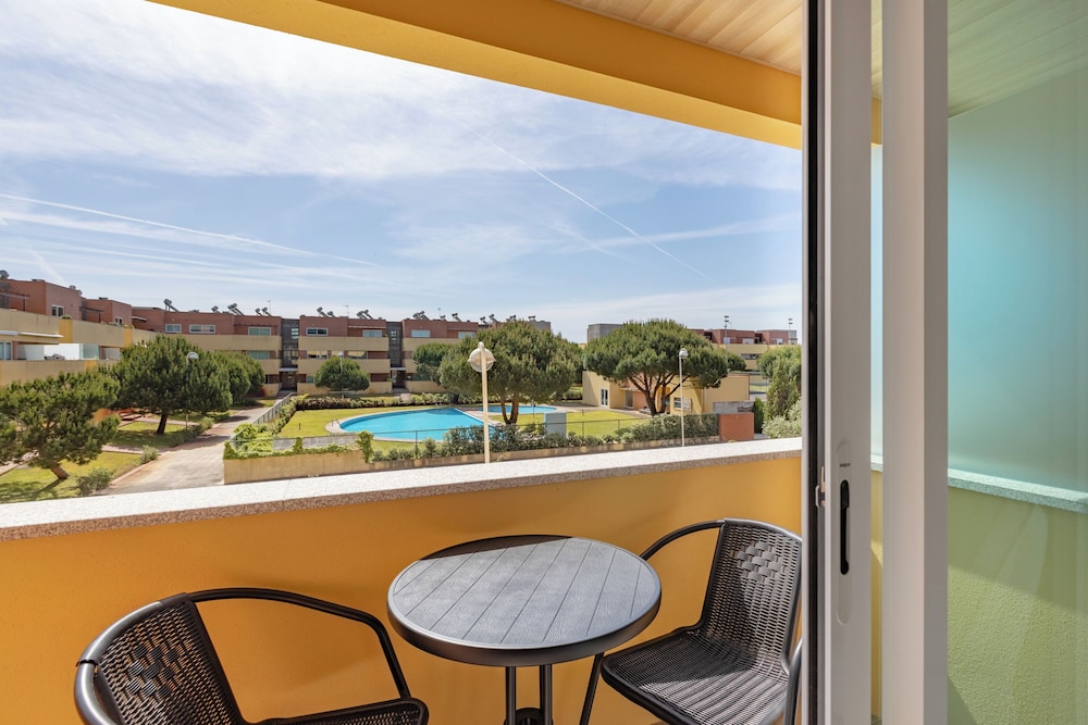 Family Condo, Pool View photo 2