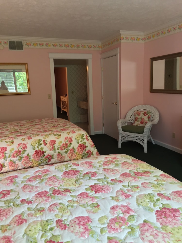 Family Room, 2 Queen Beds, Refrigerator & Microwave photo 2