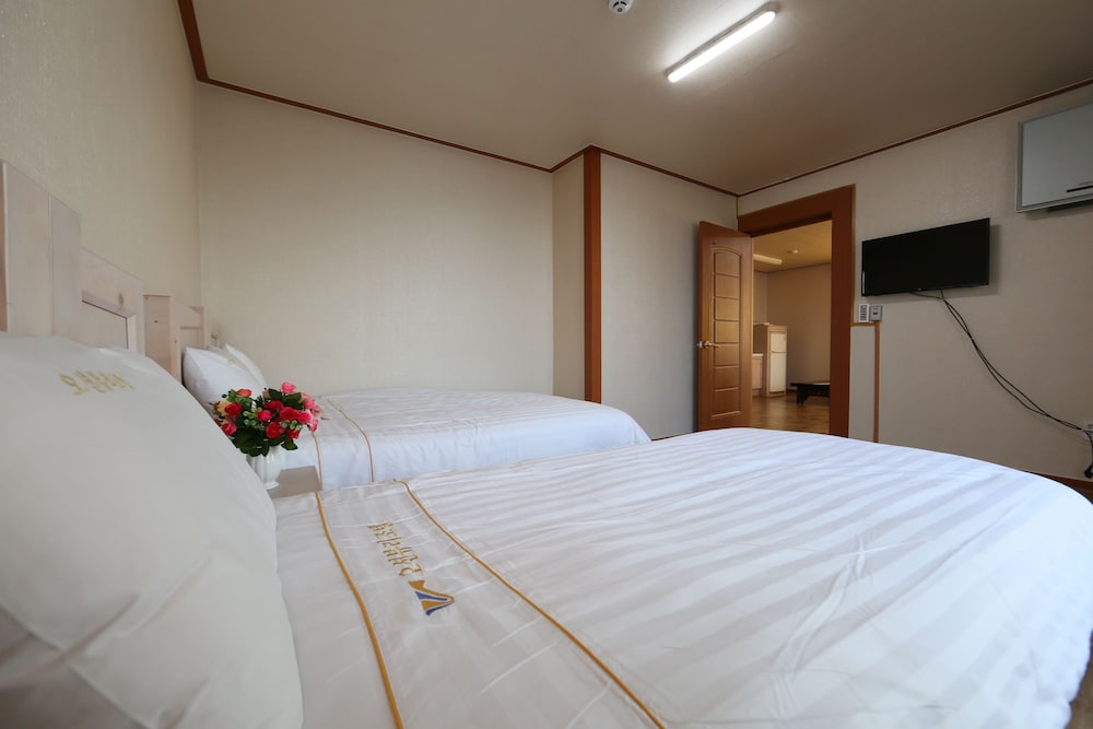 Family Room (23PY, extra person fee over 6 People) photo 2