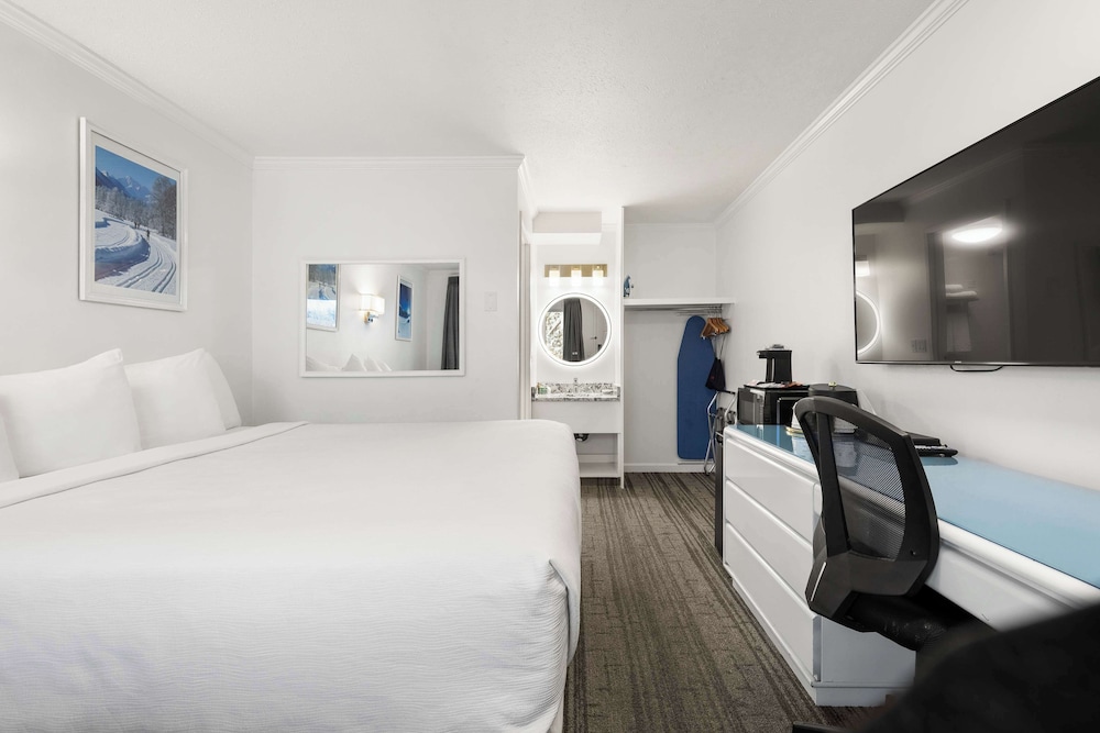 Standard Room, 1 King Bed, Non Smoking, Refrigerator - Photo 1