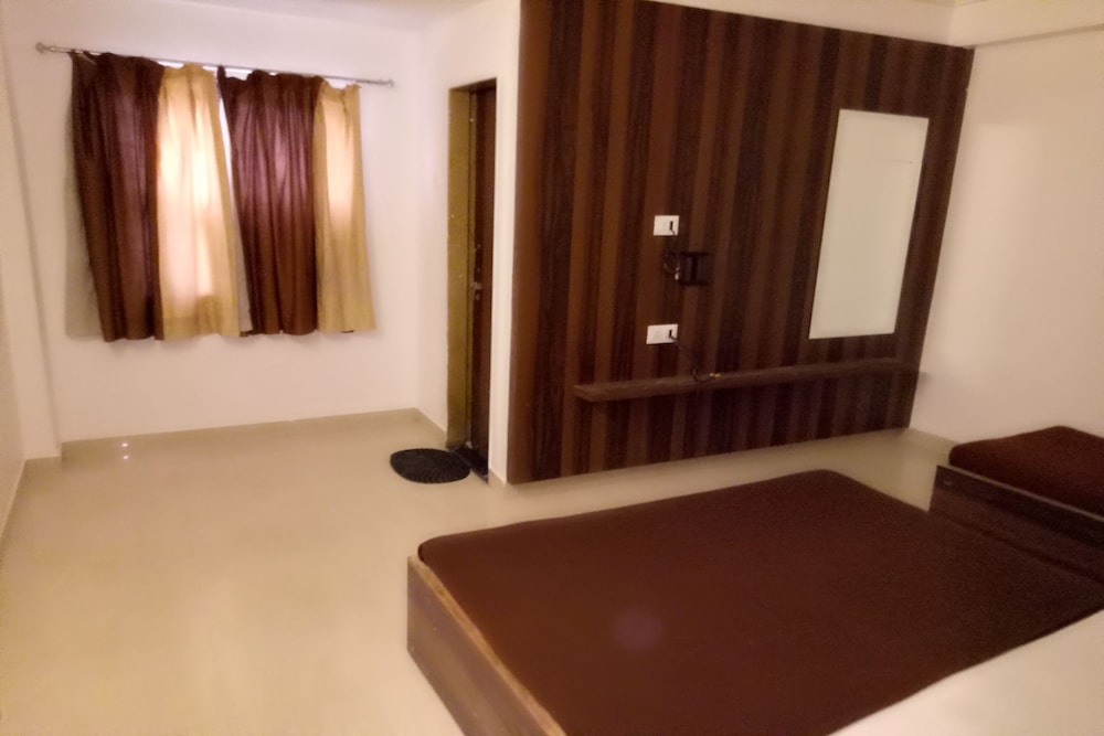 Economy Triple Room photo 3