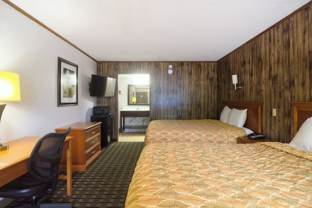 Room, 2 Queen Beds, Pool View - Photo 5