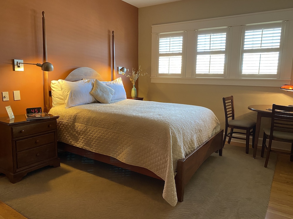 Room, 1 Queen Bed, Refrigerator & Microwave