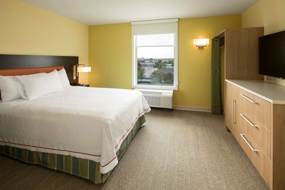 Suite, 1 Queen Bed, Accessible, Non Smoking (Mobility & Hearing, Roll-in Shower) photo 3