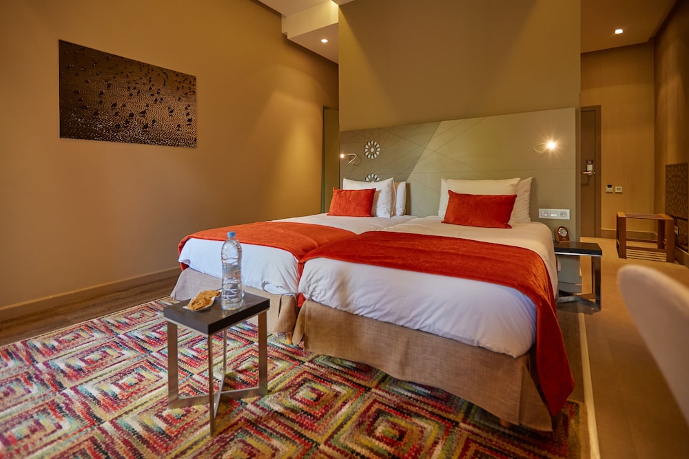 Luxury Room, 1 Queen Bed, Non Smoking, Mountain View
