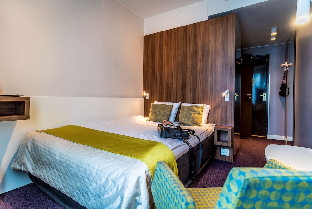 Economy Room, 1 Queen Bed photo 3