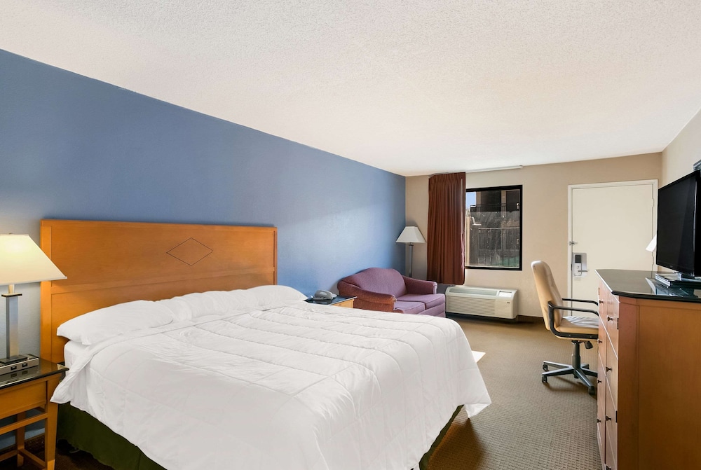 Standard Room, 1 King Bed, Non Smoking photo 3