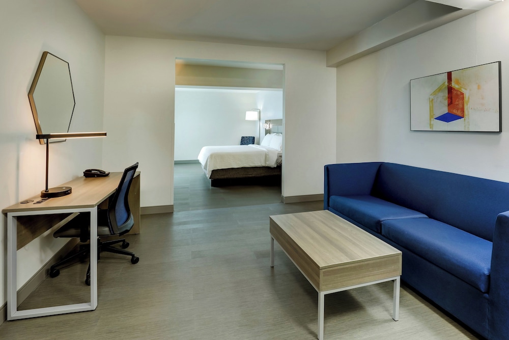 Suite, 1 Bedroom - Photo 1