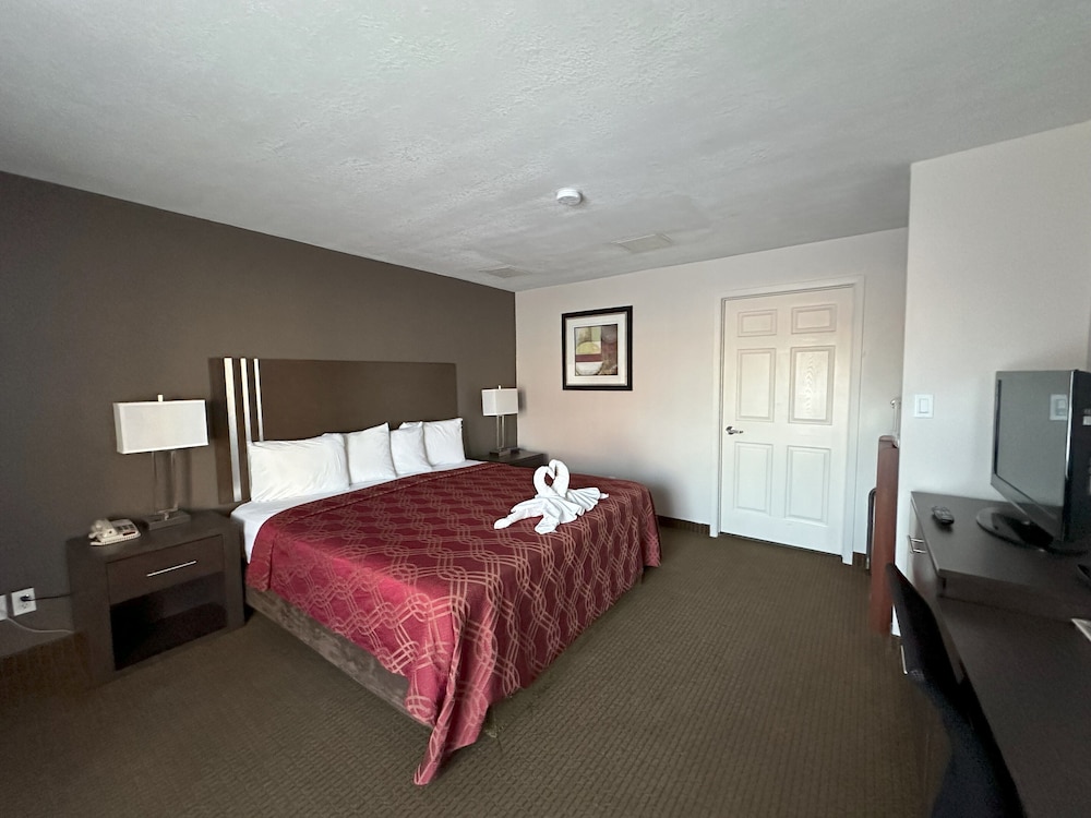 Standard Room, 1 King Bed, Non Smoking - Photo 8