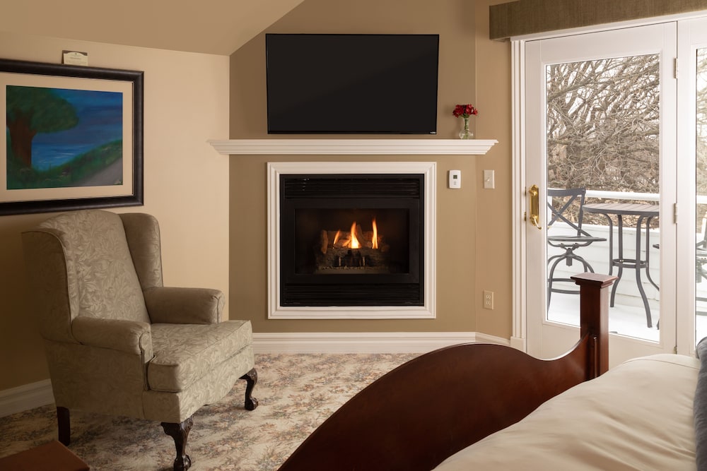Standard Suite with King Bed & Sitting Room photo 2