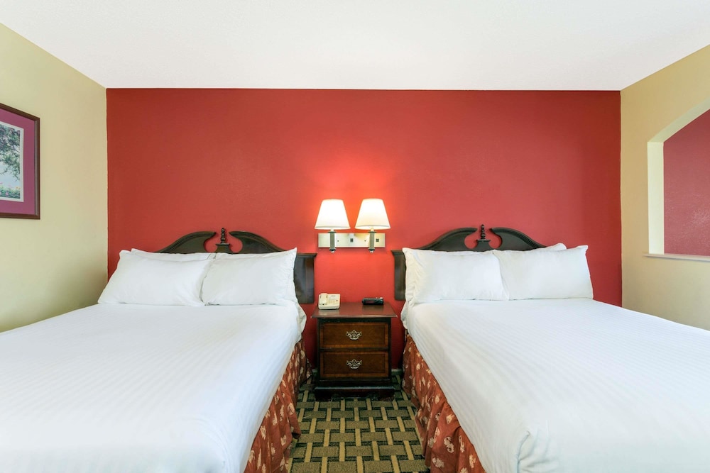 Suite, 2 Double Beds, Smoking - Photo 6