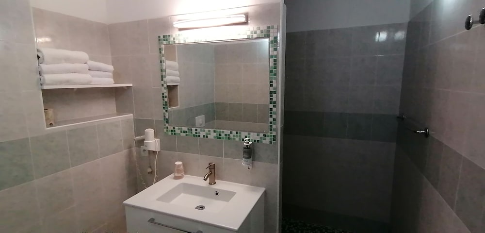 Standard Triple Room, Ensuite (Triple) - Photo 6