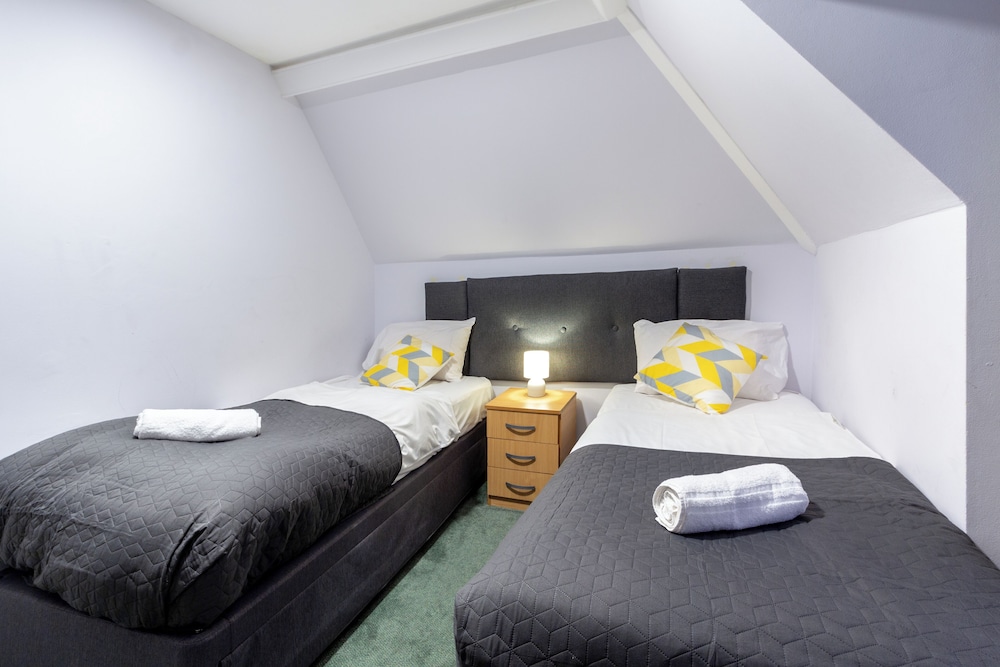 Basic Twin Room, Shared Bathroom