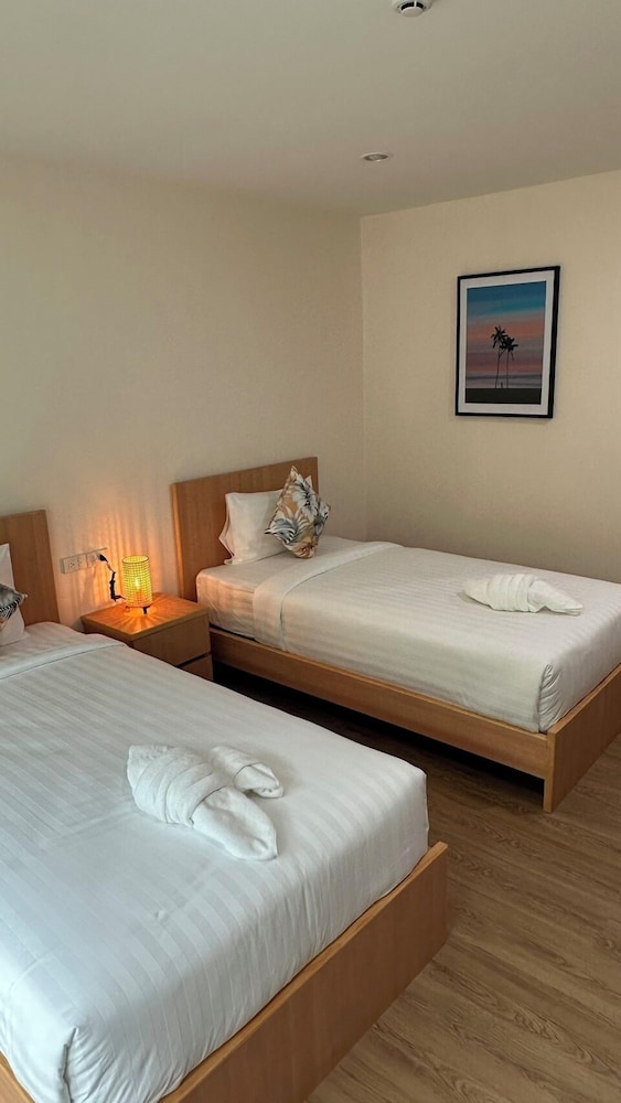 Deluxe Room With Balcony - Photo 3