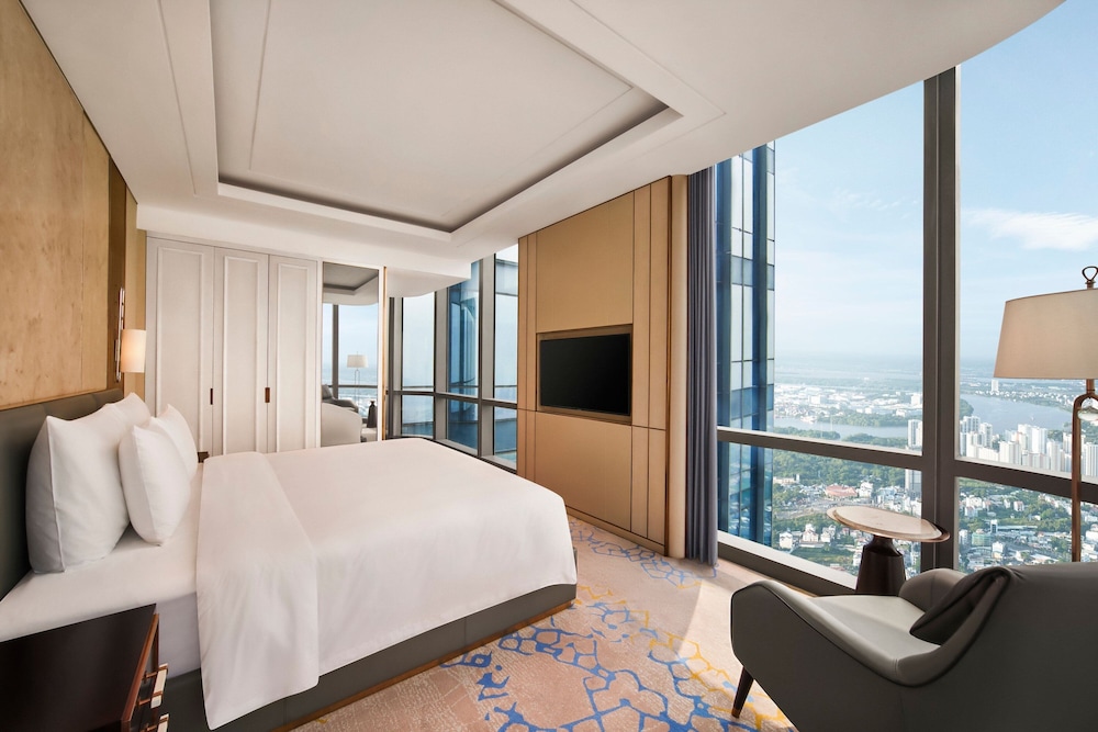 Club Room, 1 King Bed, Non Smoking, Panoramic View, Club Lounge access photo 3