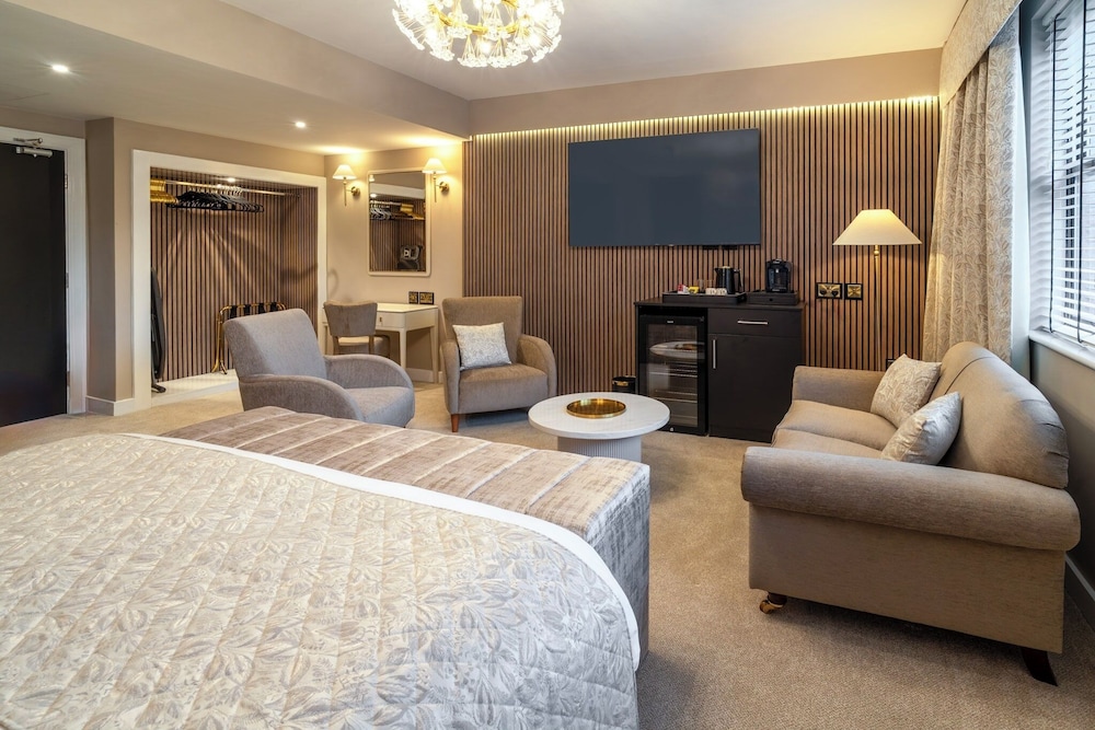 Suite - Photo 1