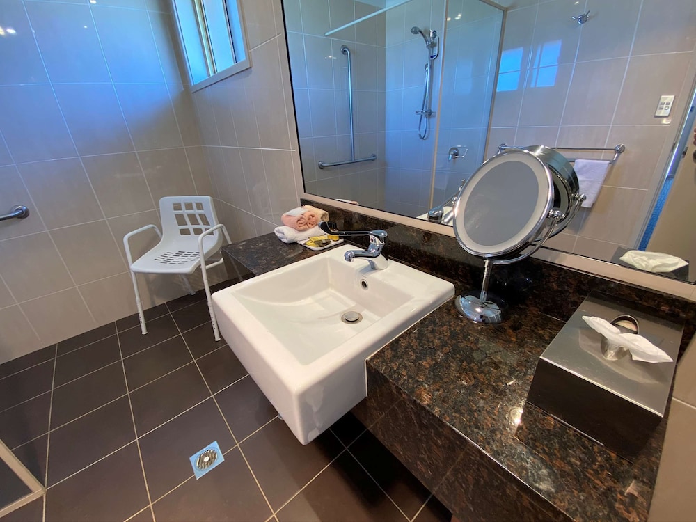 Deluxe Room, Multiple Beds, Non Smoking, Microwave - Photo 4