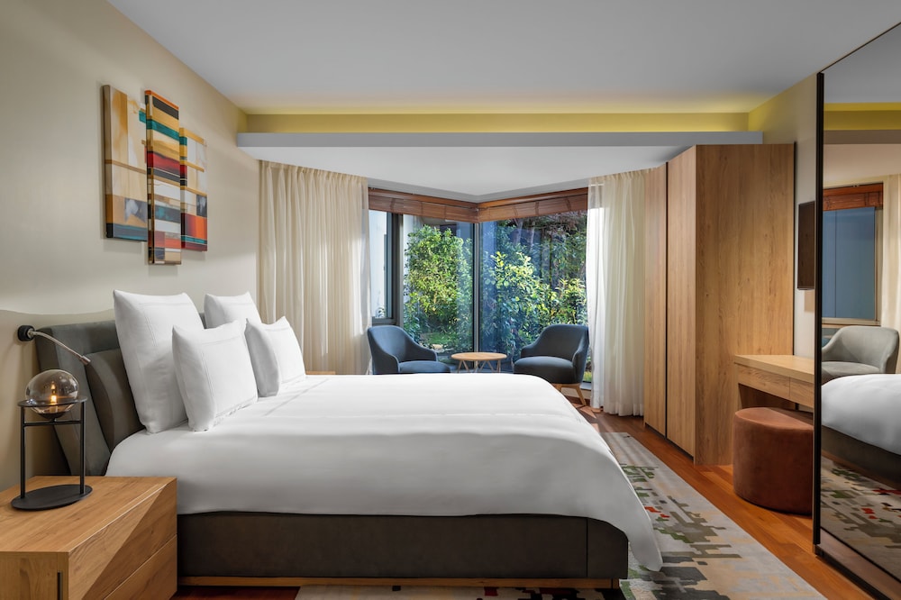 Deluxe Family Suite Pool Side with executive lounge access