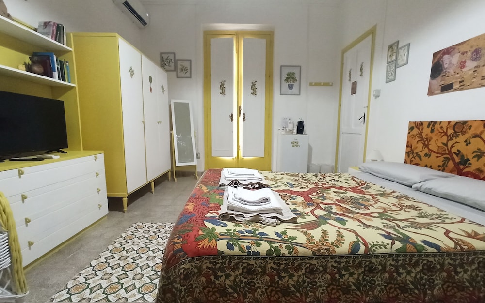 Comfort Double Room, Ensuite (Camera Tarocco) photo 2