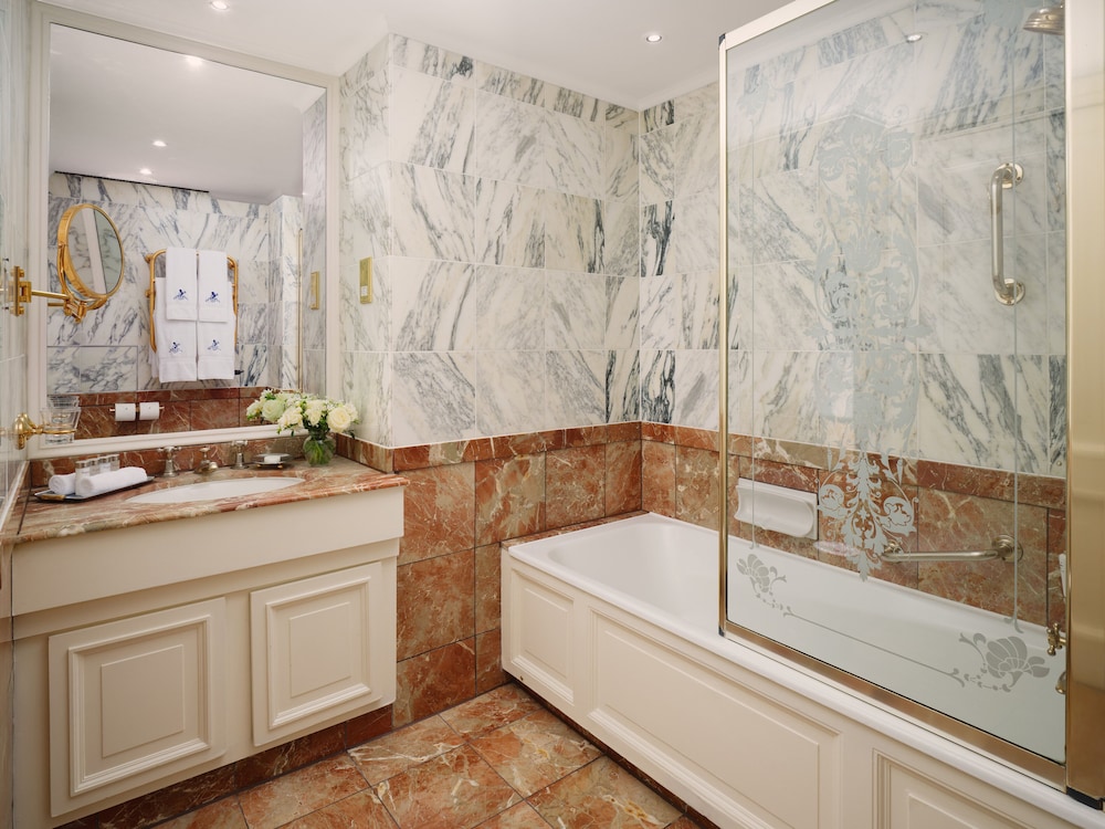 Deluxe Double Room thumbnail 6