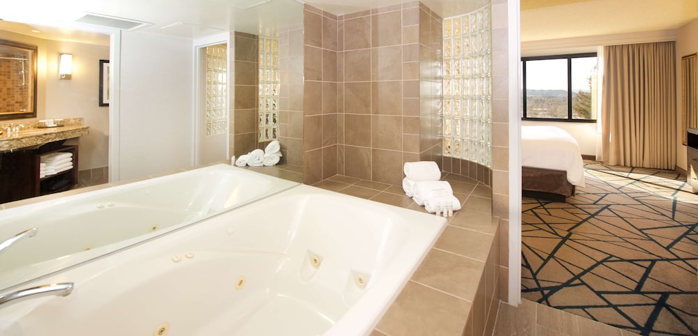2 Room Whirlpool Suite 1 king Bed Nonsmoking - Photo 7