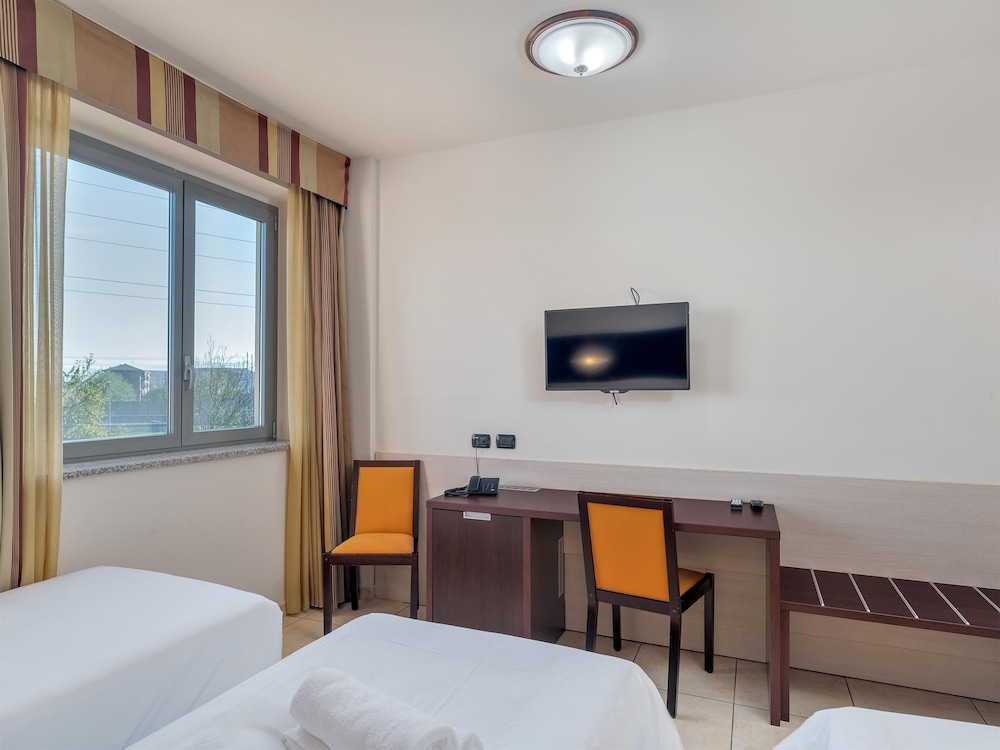 Standard Triple Room, 3 Twin Beds, Non Smoking - Photo 6