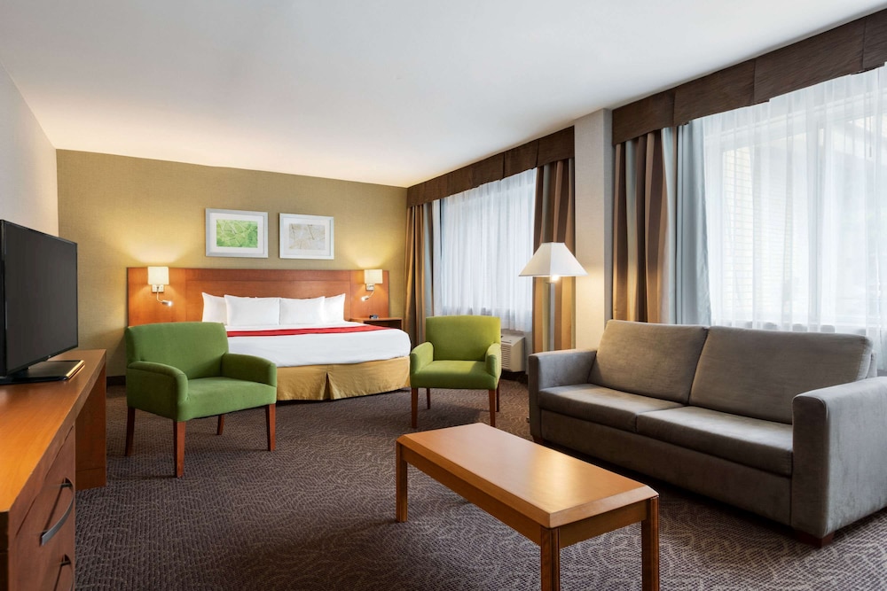 Suite, 1 King Bed, Non Smoking - Photo 4