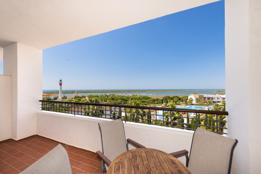 Family Double Room, 2 Twin Beds, Sea Facing - Photo 5