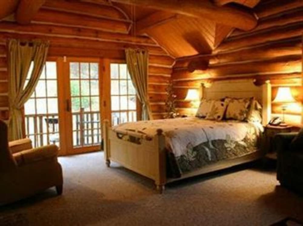 Strawberry Room, 1 Queen Bed and 1 pull-out Sofa Bed