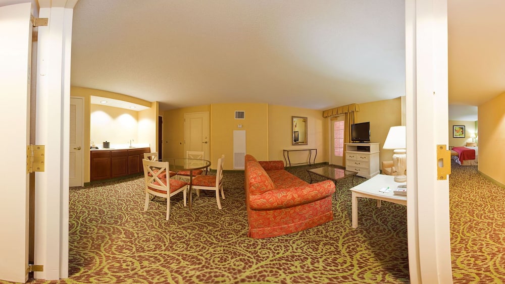 Suite, 1 King Bed with Sofa bed - Photo 6
