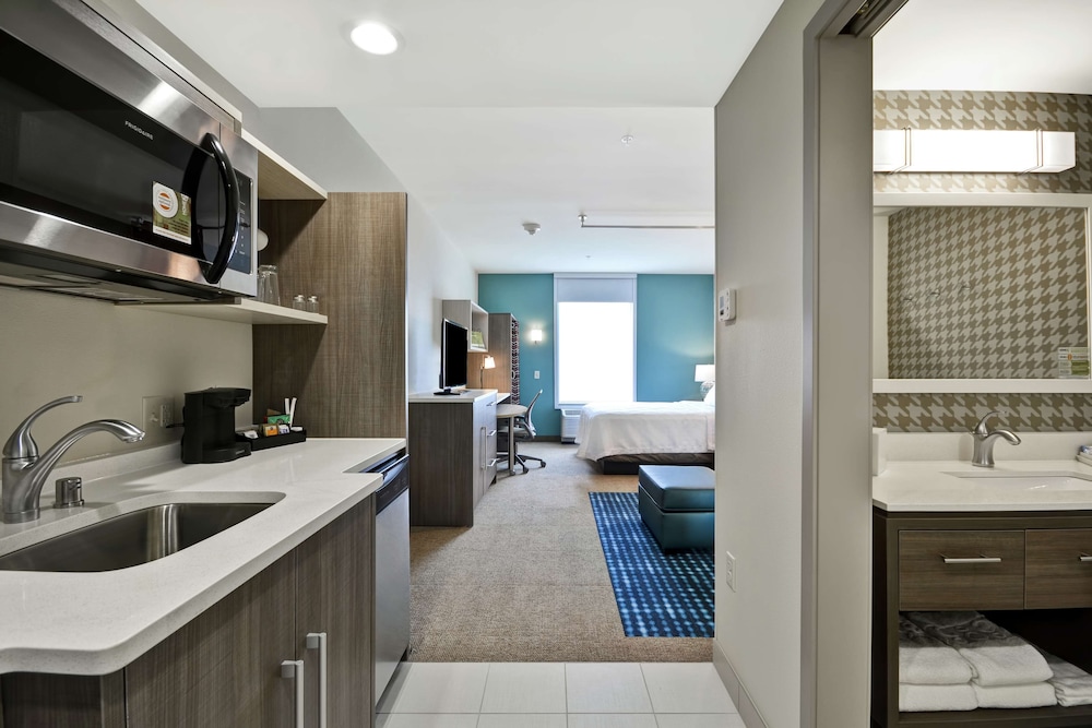 Studio, 1 Queen Bed, Accessible, Bathtub photo 2