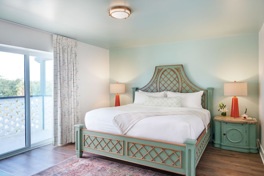Grand King Balcony Suite - ADA