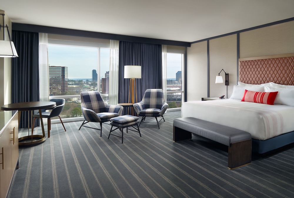 Suite, 1 King Bed, Accessible