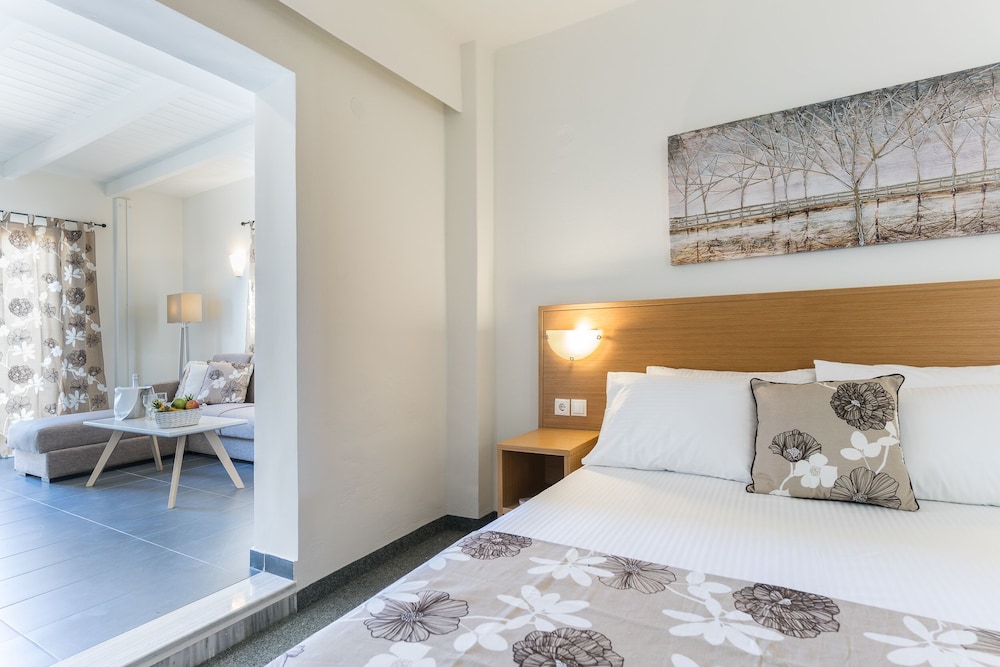 Panoramic Suite with open-air Jacuzzi photo 2