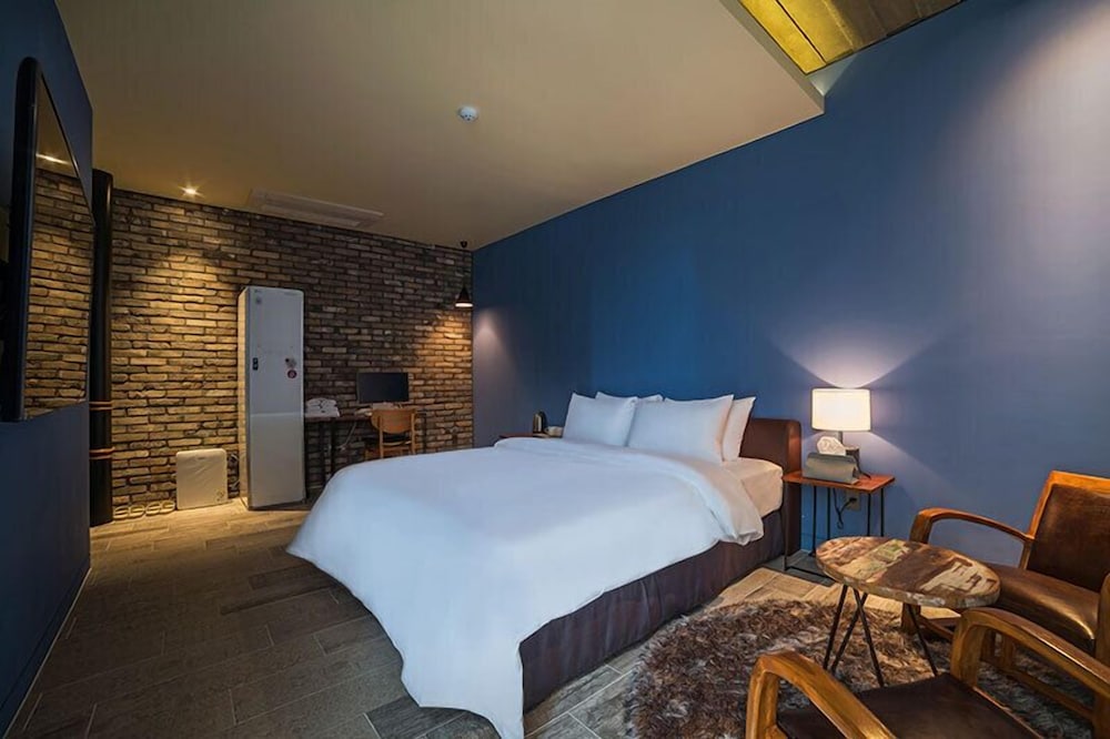 Deluxe Room (Bath Bomb Package) - Photo 1