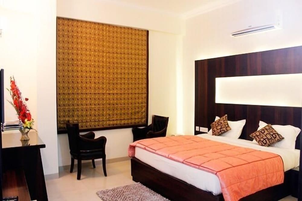 Deluxe Room, 1 King Bed photo 2