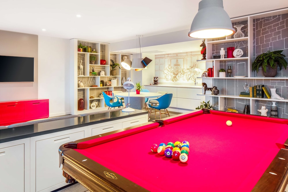 Suite (Feature) photo 2