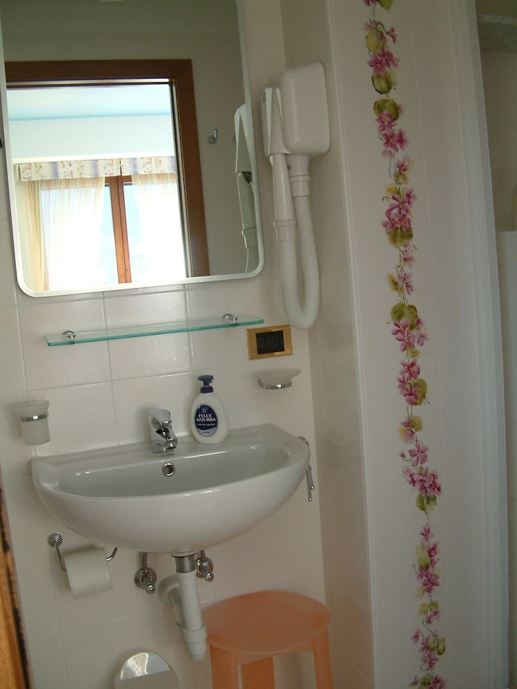 Double Room Single Use, 1 Queen Bed, Mountain View photo 2