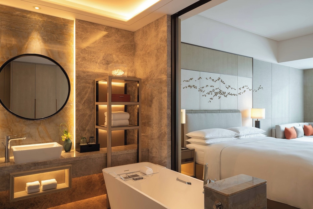 Deluxe Room, 1 King Bed, Ocean View - Photo 3