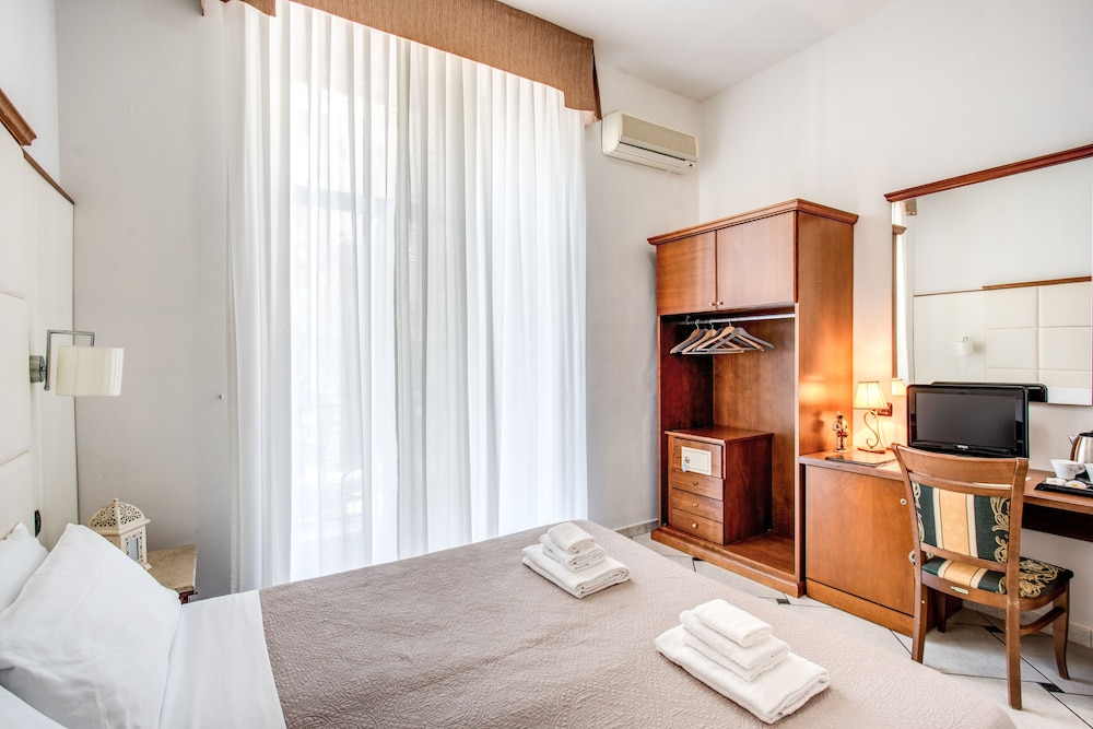 Standard Double or Twin Room - Photo 26