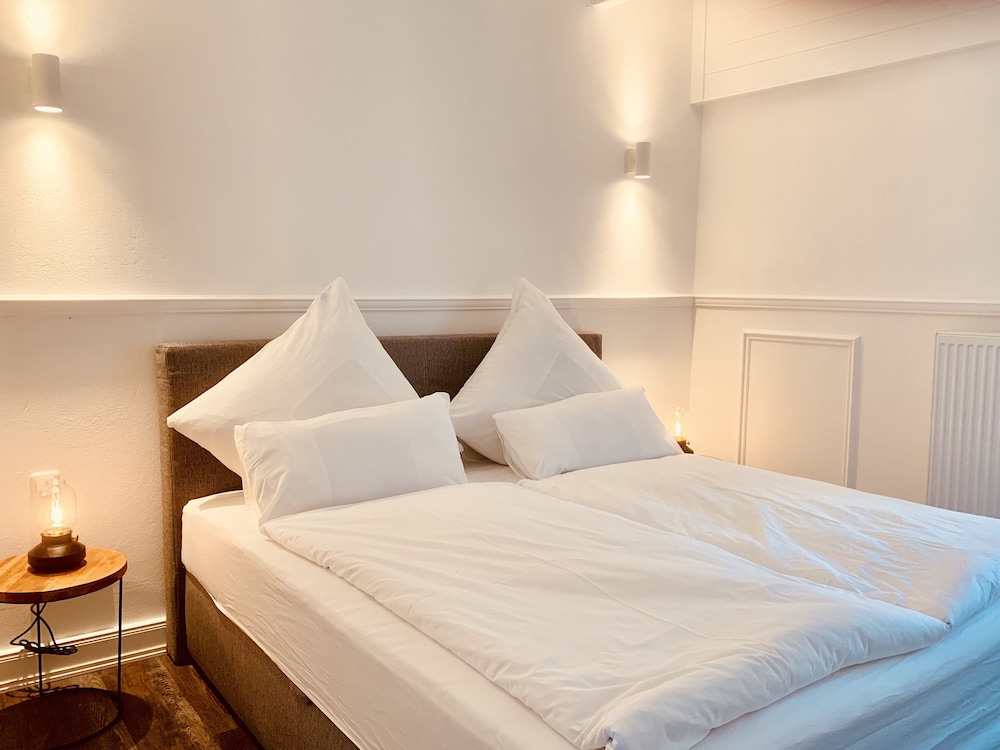Suite (White) photo 3