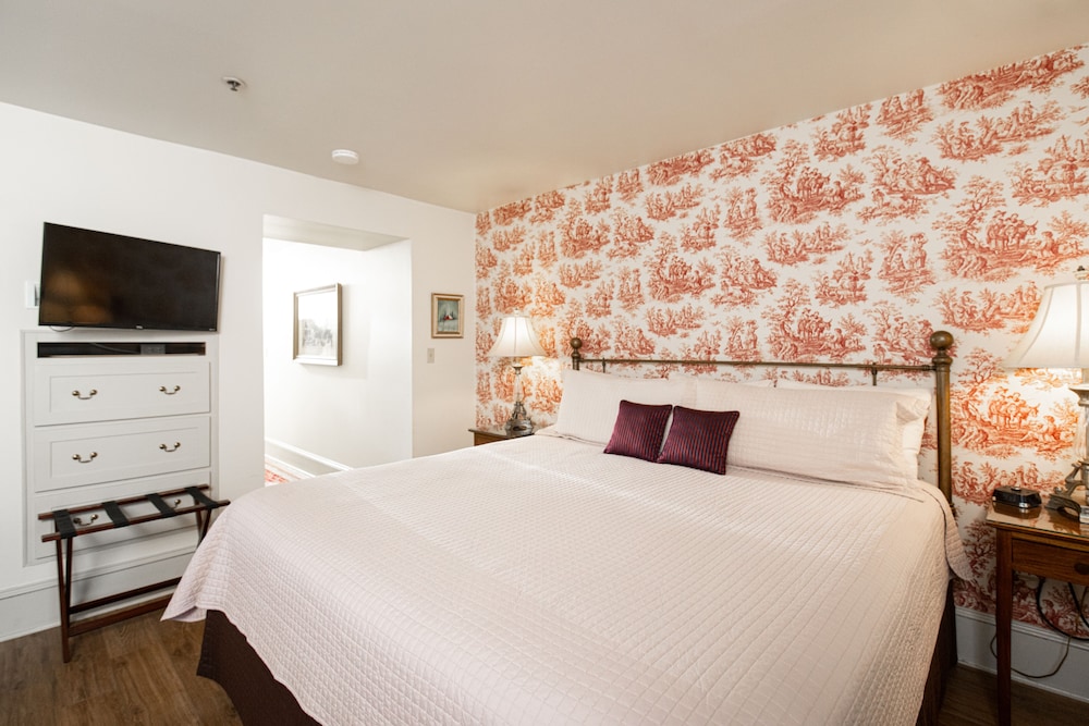 Premier Suite #2, 1 King Bed, Private Entrance, Ground Floor photo 1