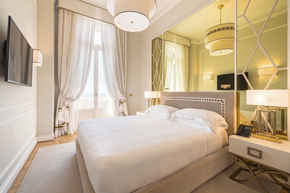 Suite, 2 Bedrooms, Sea View (Front) photo 2