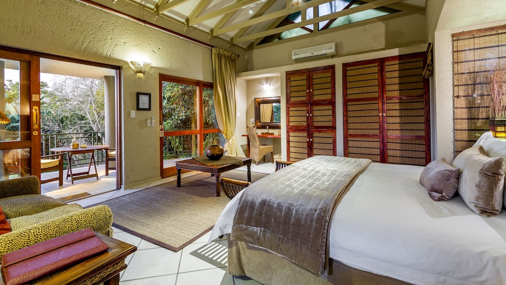 Panoramic Studio Suite, 1 King Bed, Jetted Tub, Mountain View photo 2