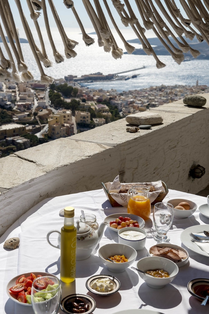 Deluxe Room with Balcony and Sea View photo 3
